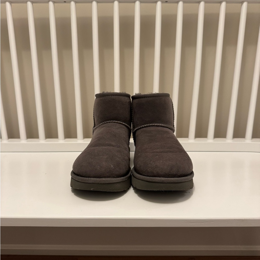 UGG Classic Mini II Boots – Women’s Size 8 – Grey